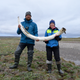 Love Dalén y Patrícia Pečnerová con un colmillo de mamut en la isla de Wrangel.